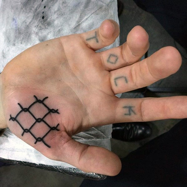 tatouage paume de la main 160