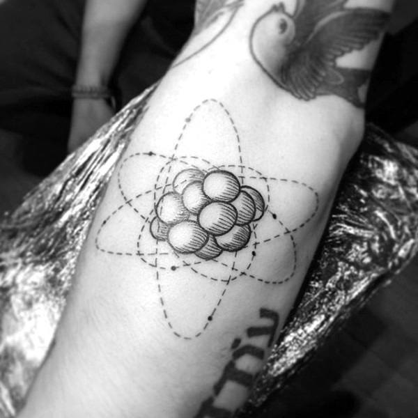 tatouage atome 105