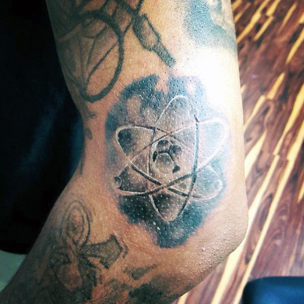 tatouage atome 77