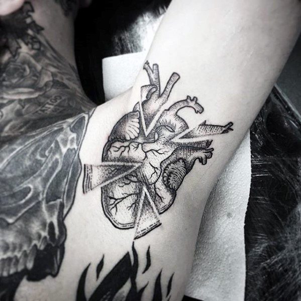 40 Tatouages de cœurs brisés ou fissurés (Et leur signification)