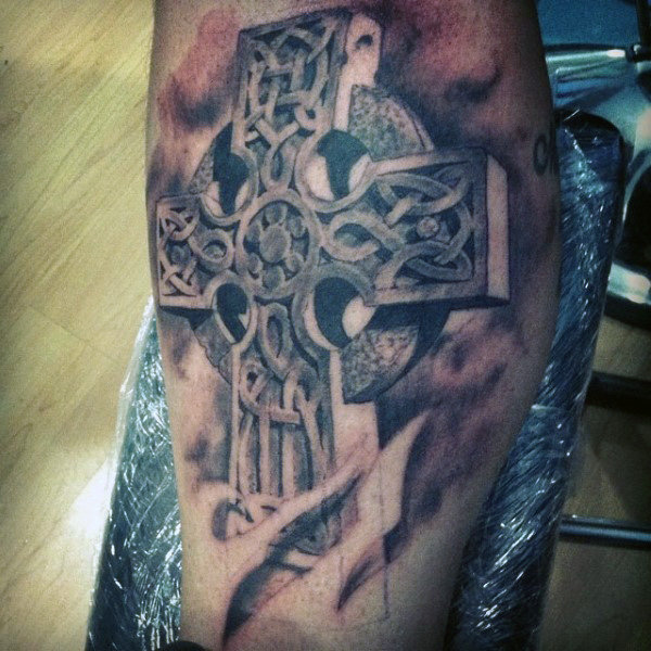 tatouage croix celtique 77