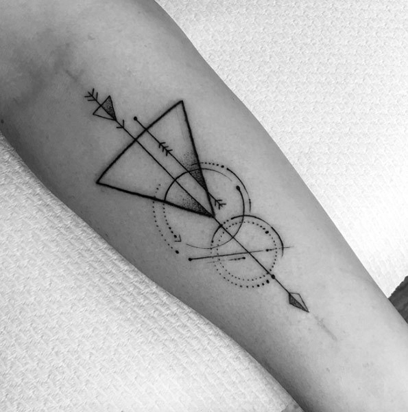tatouage fleche geometrique 62