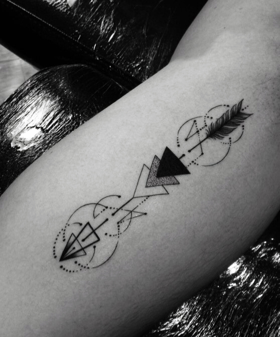 tatouage fleche geometrique 78