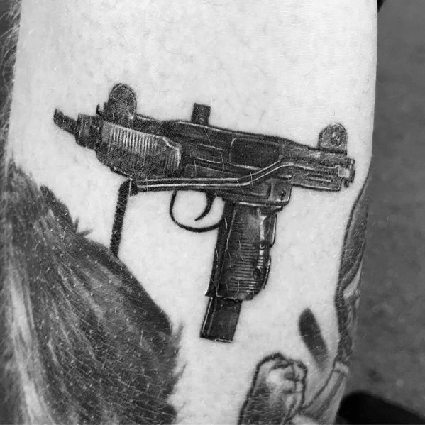 tatouage mitraillette uzi 11