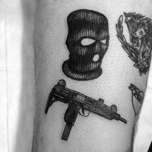 tatouage mitraillette uzi 13