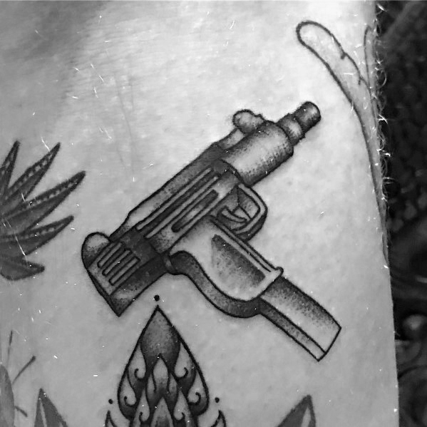tatouage mitraillette uzi 21