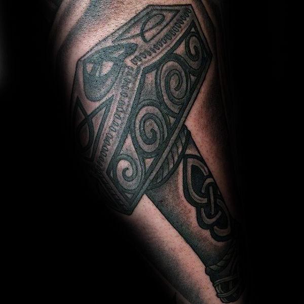 68 Tatouages du Mjolnir, le marteau du dieu Thor (Et leur signification)