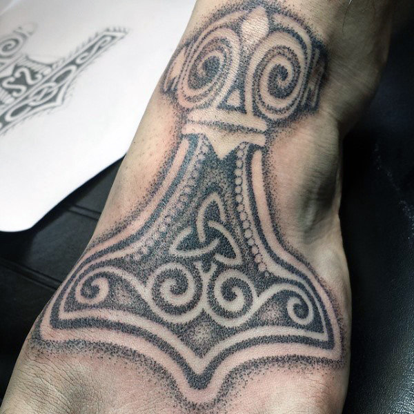 68 Tatouages du Mjolnir, le marteau du dieu Thor (Et leur signification)