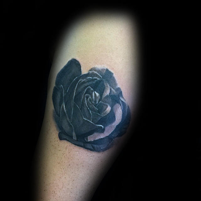 tatouage rose noire 01