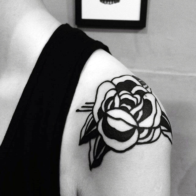 tatouage rose noire 115