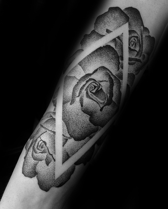tatouage rose noire 121