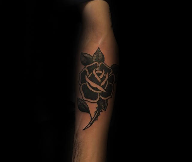 tatouage rose noire 13