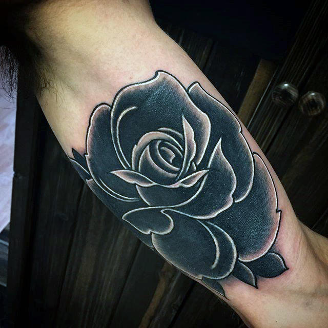 tatouage rose noire 46