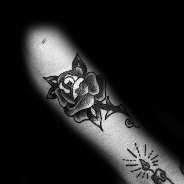 tatouage rose noire 52