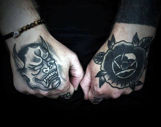 tatouage rose noire 64