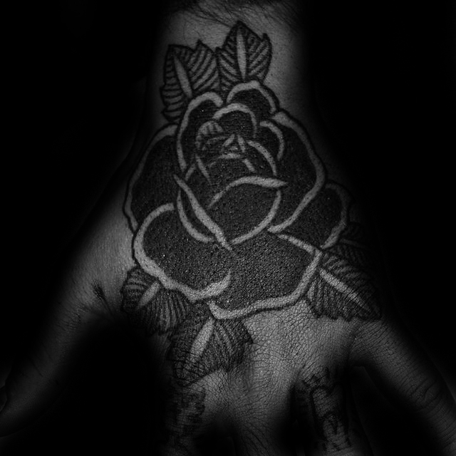 tatouage rose noire 73