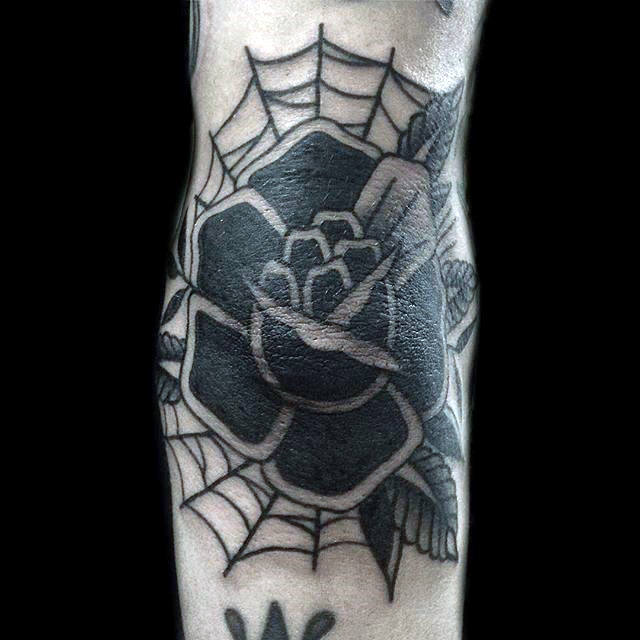 tatouage rose noire 82