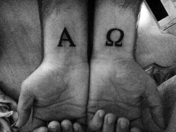30-tatouages-d-alpha-et-d-om-ga-et-leur-signification