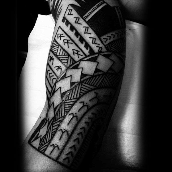 80 Tatouages tribal sur le bras (Et leur signification)