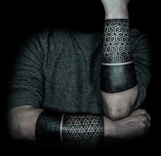 tatouage noir 37