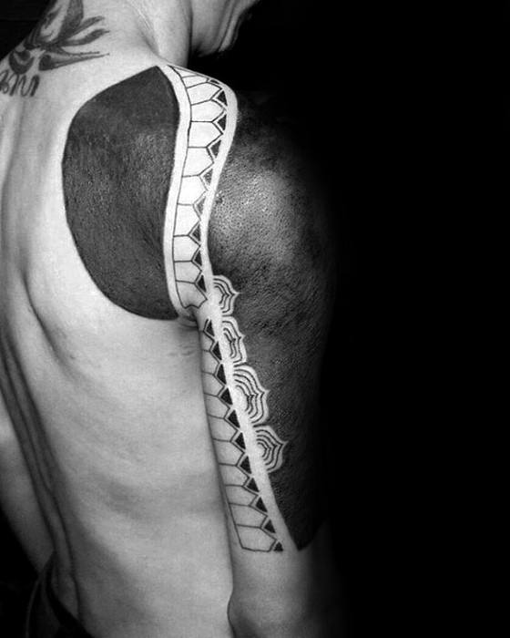 tatouage noir 85