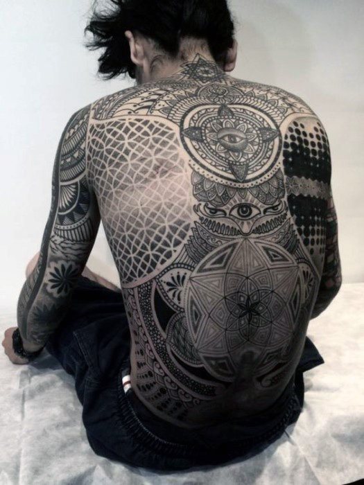 tatouage dos 153