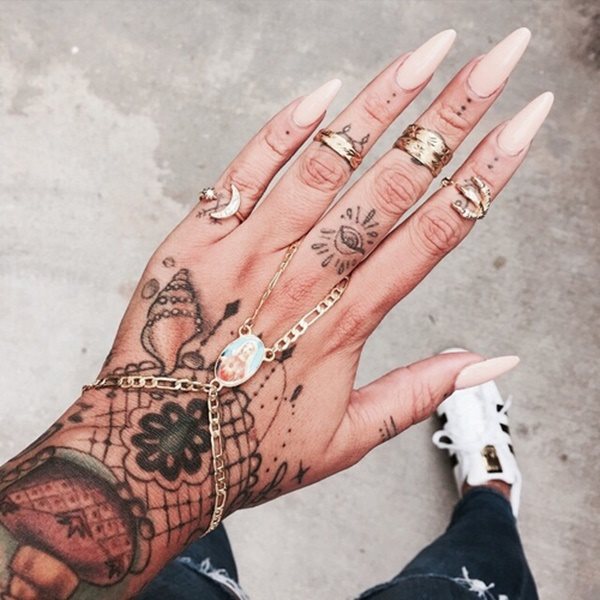 tatouage main 433