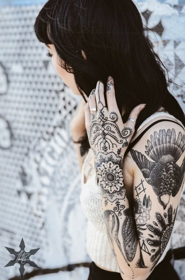 tatouage main 733