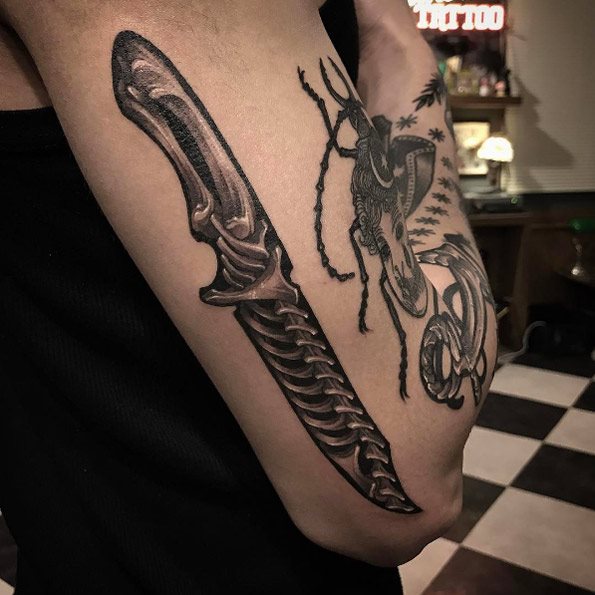 tatouage couteau 30