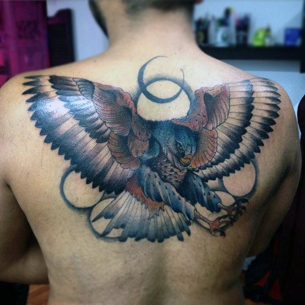 tatouage faucon 82