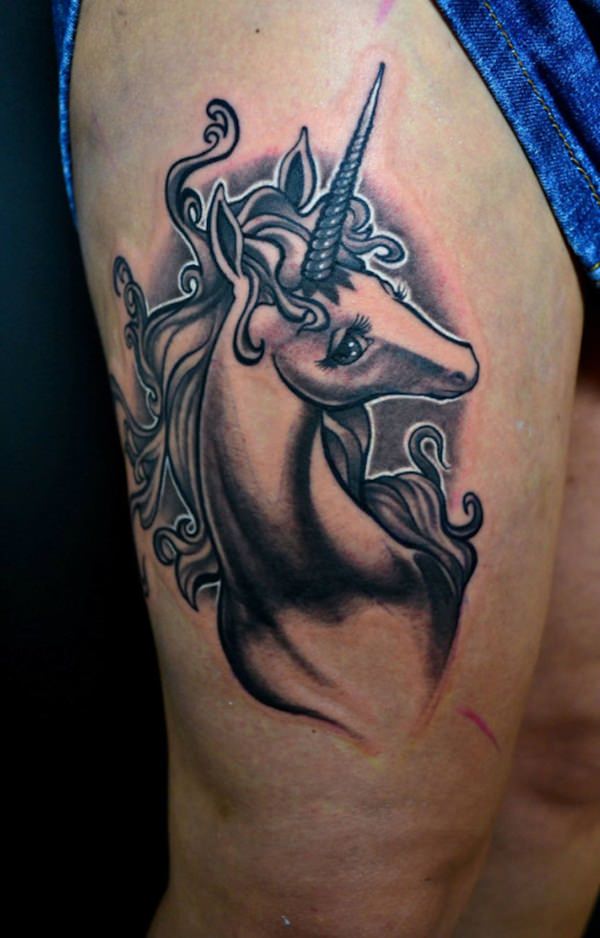 tatouage licorne 86
