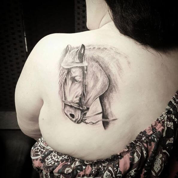 tatouage cheval 83