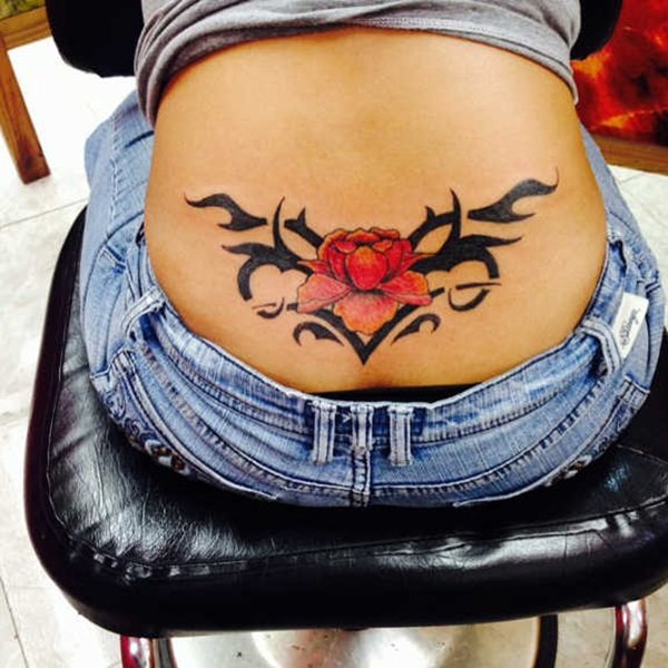 tatouage bas du dos 103