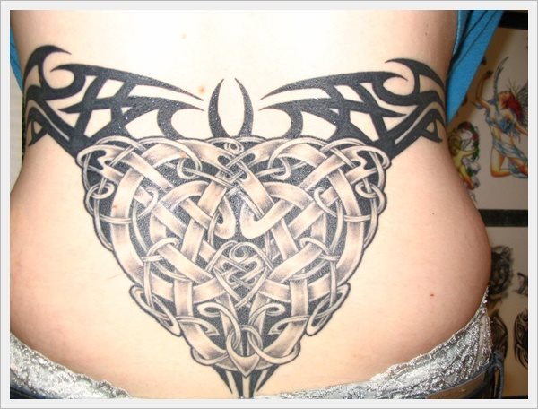 tatouage bas du dos 309