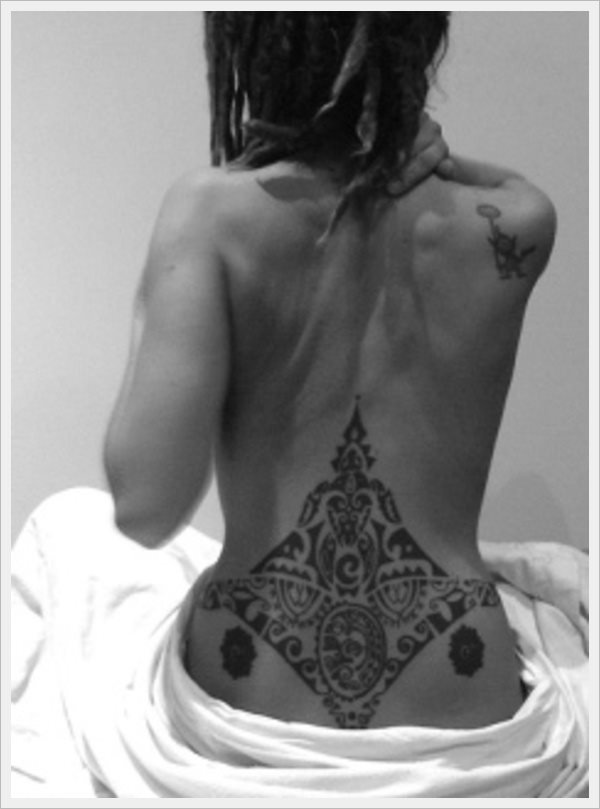 tatouage bas du dos 325