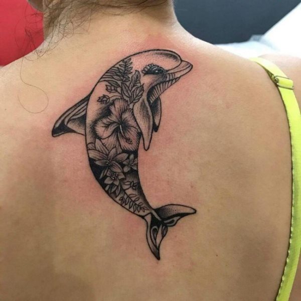 tatouage dauphin 83