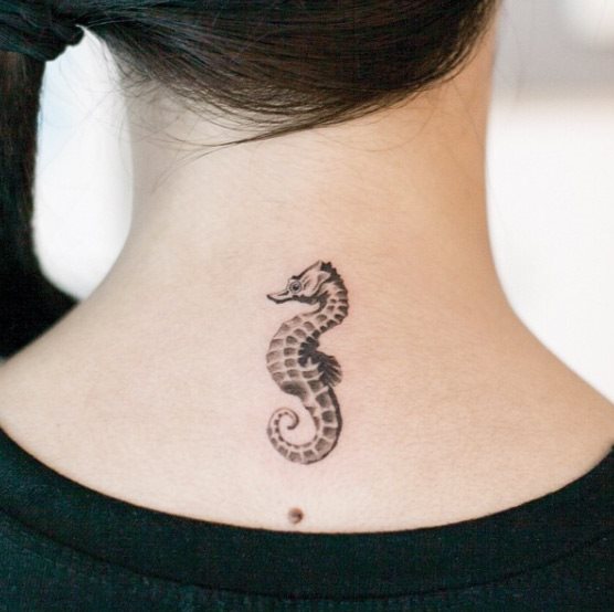 Tatouage Hippocampe Minimaliste
