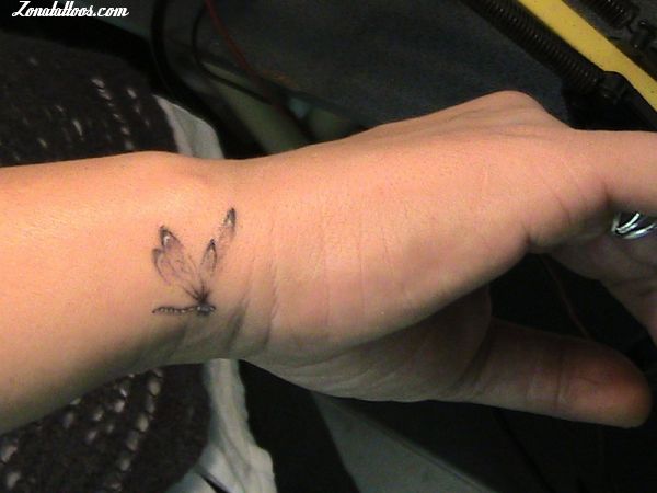 tatouage libellule 125