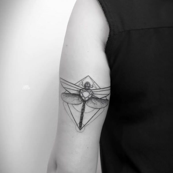 tatouage geométrique 1002