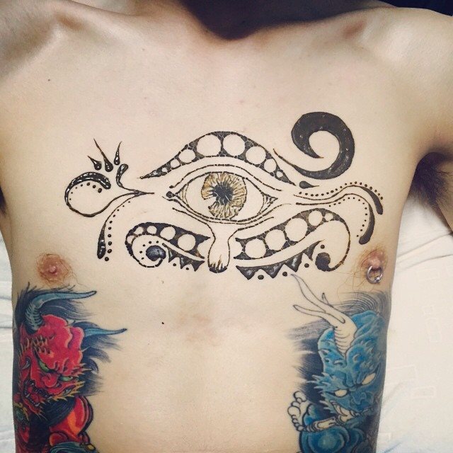 tatouage oeil de ra 199