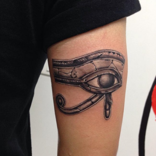 tatouage oeil de ra 49