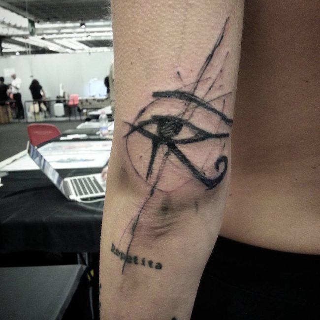 tatouage oeil de ra 61