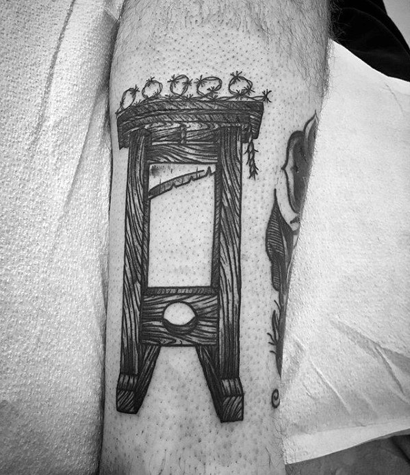 tatouage guillotine 85