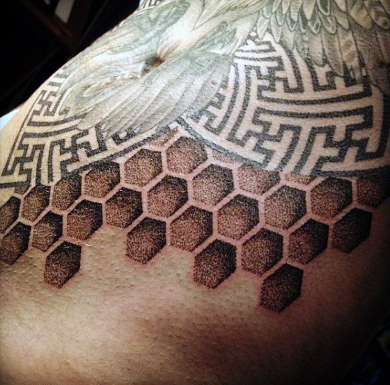 tatouage nid abeilles 71