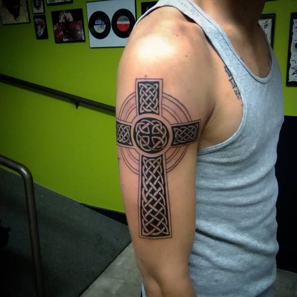 tatouage croix 182