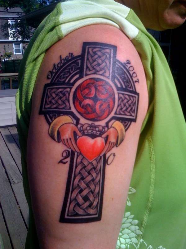 tatouage croix 56
