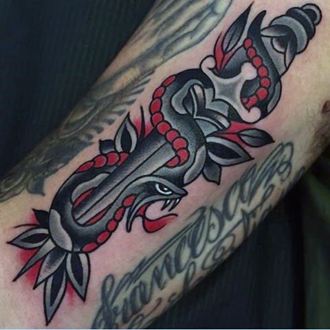 tatouage dague 190