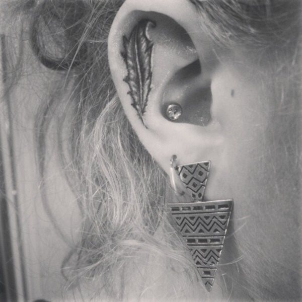 tatouage plume 158