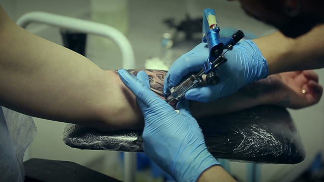 Quand se faire tatouer fait-il mal? Tout ce que vous devez savoir