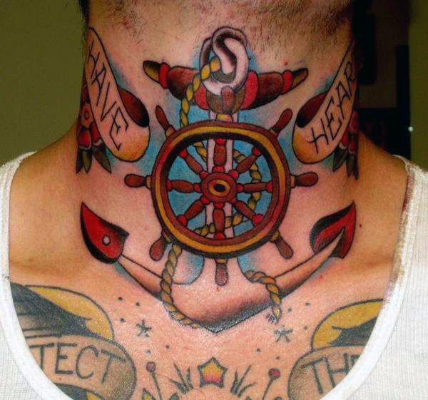 Qui A Un Tatouage Gouvernail 65 Tatouages de gouvernails de bateaux (et leur signification)